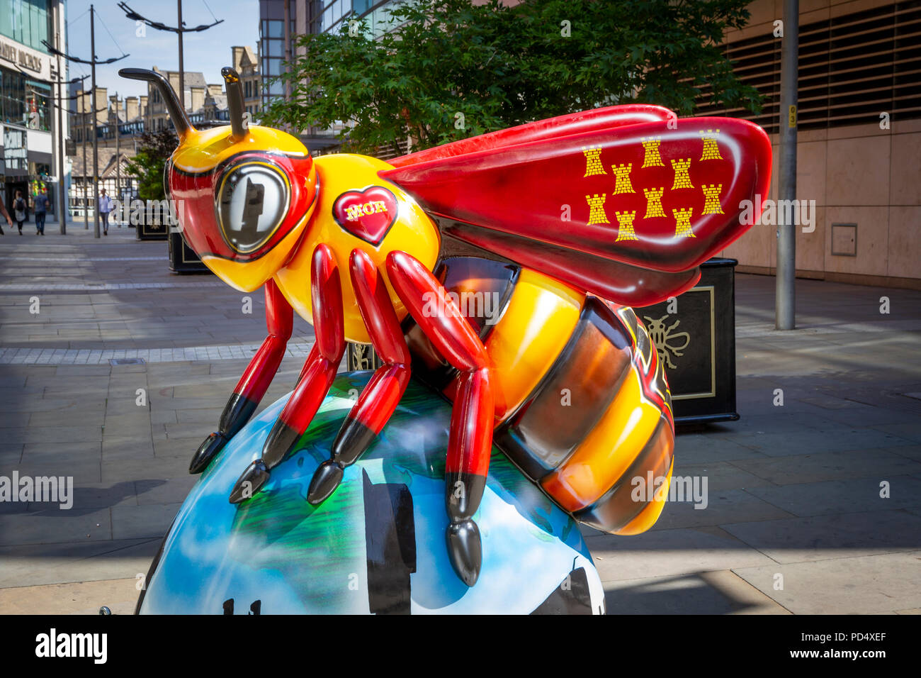 SuperBee - Adam Pekr-Inkversion. Bee in der Stadt, Kunst im öffentlichen Raum in der Stadt Manchester. Über 100 Bienen auf einer freien Family Fun Trail. Stockfoto