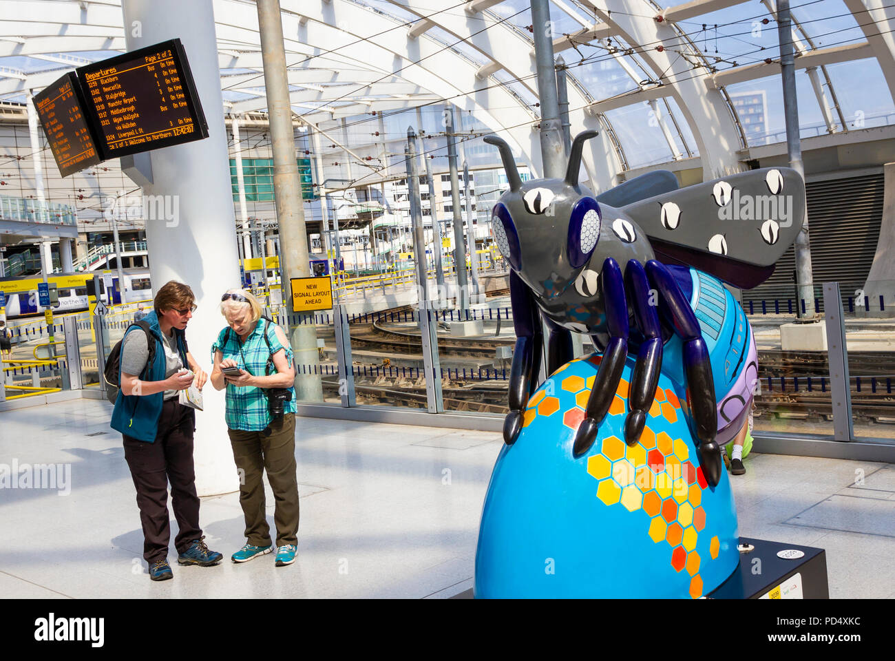 Manchester Bewegung - Shelley Jayne Abbildung. Bee in der Stadt, Kunst im öffentlichen Raum in der Stadt Manchester. Über 100 Bienen auf einen kostenlosen Spaß für die ganze Familie Trai Stockfoto