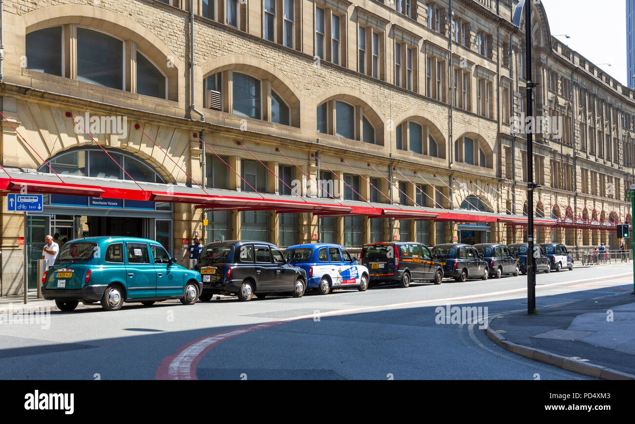 Taxis stehen aufgereiht außerhalb Victoria Bahnhof Manchester Stockfoto