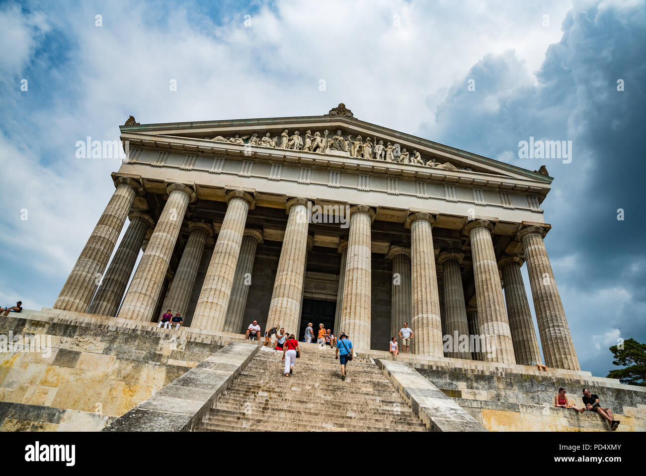 Donaustauf, Bayern, Deutschland - 27 Juli, 2018: Menschen auf der Tour in der Halle des Ruhmes - Walhalla Memorial. Niederländisch Niederländisch oder Winkel neigen Bild Technik Stockfoto