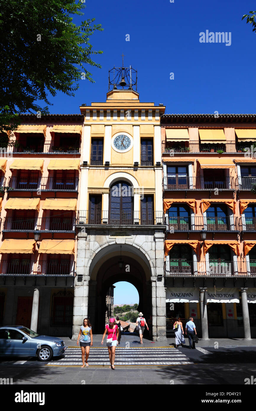 Arco de la Sangre und Touristen in der Plaza Zocodover, Toledo, Kastilien-La Mancha, Spanien Stockfoto