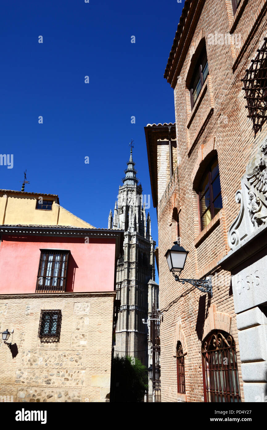Historische Straße und Turm der Kathedrale der Hl. Maria, Toledo, Kastilien-La Mancha, Spanien Stockfoto