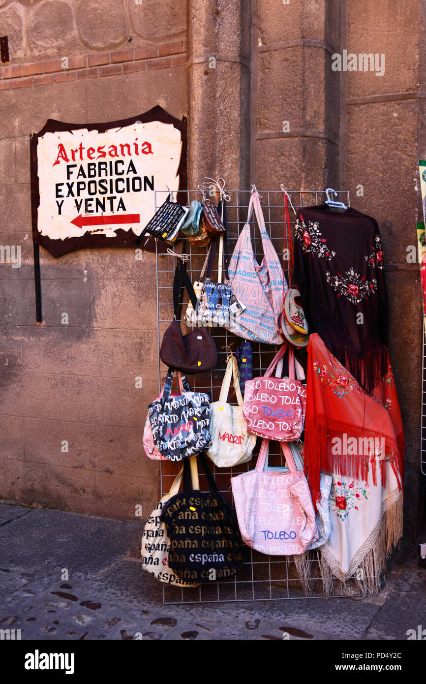 Tote Beutel für den Verkauf außerhalb Souvenir Shop, Toledo, Kastilien-La Mancha, Spanien Stockfoto