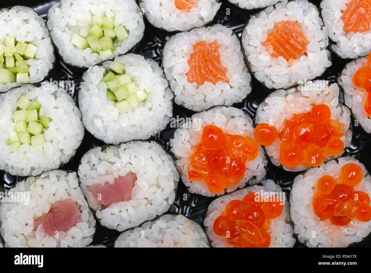 Schachtel mit Sushi Rollen gutbürgerlich japanische Küche Stockfoto