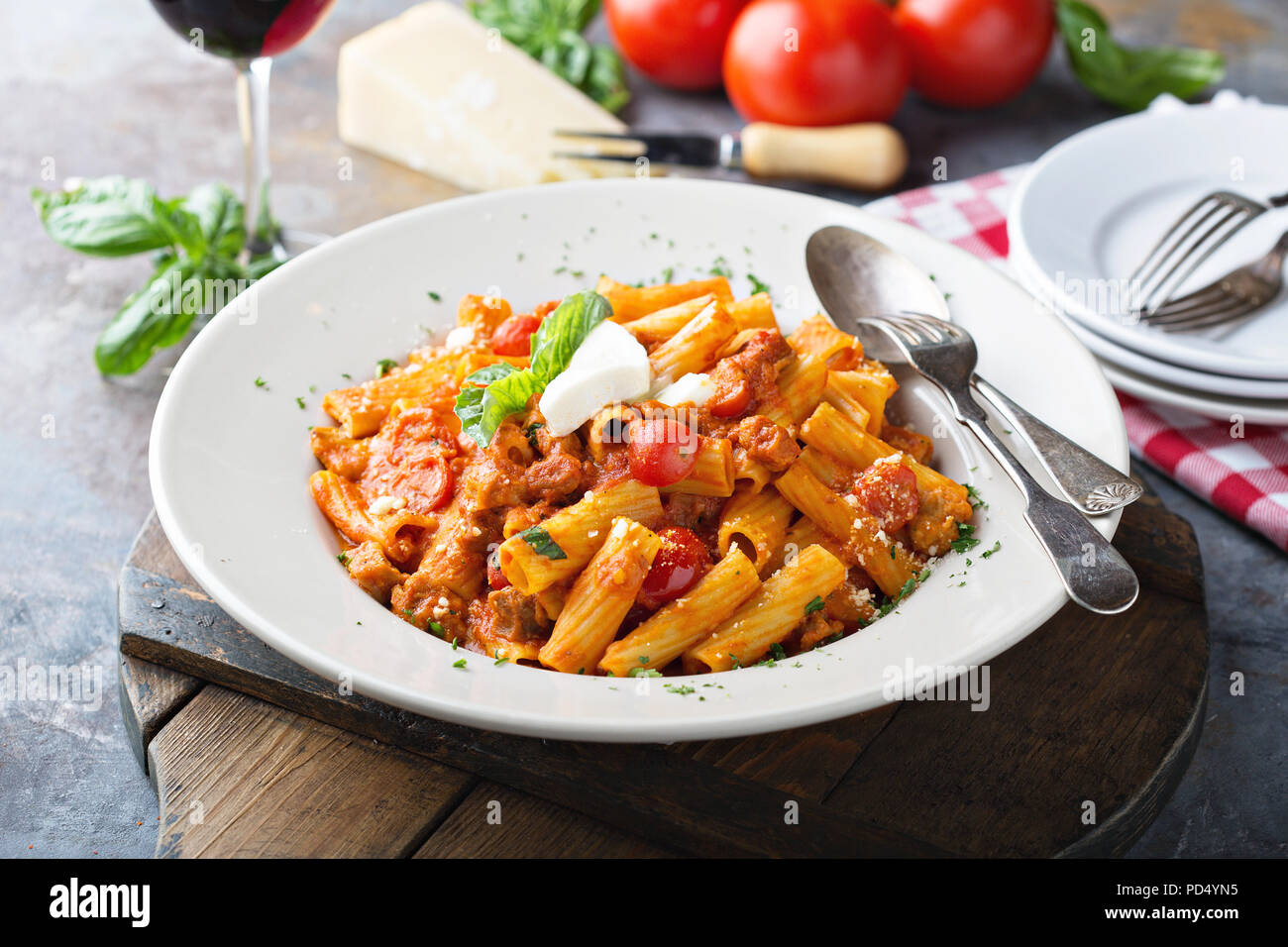 Rigatoni Bolognese mit frischen Mozarella und Basilikum in einer großen Platte Stockfoto