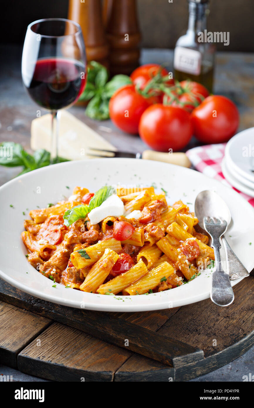Rigatoni Bolognese mit frischen Mozarella und Basilikum in einer großen Platte closeup Stockfoto