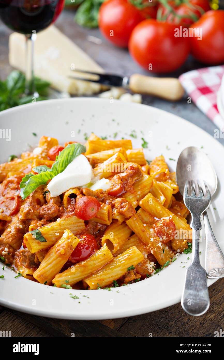 Rigatoni Bolognese mit frischen Mozarella und Basilikum in einer großen Platte closeup Stockfoto