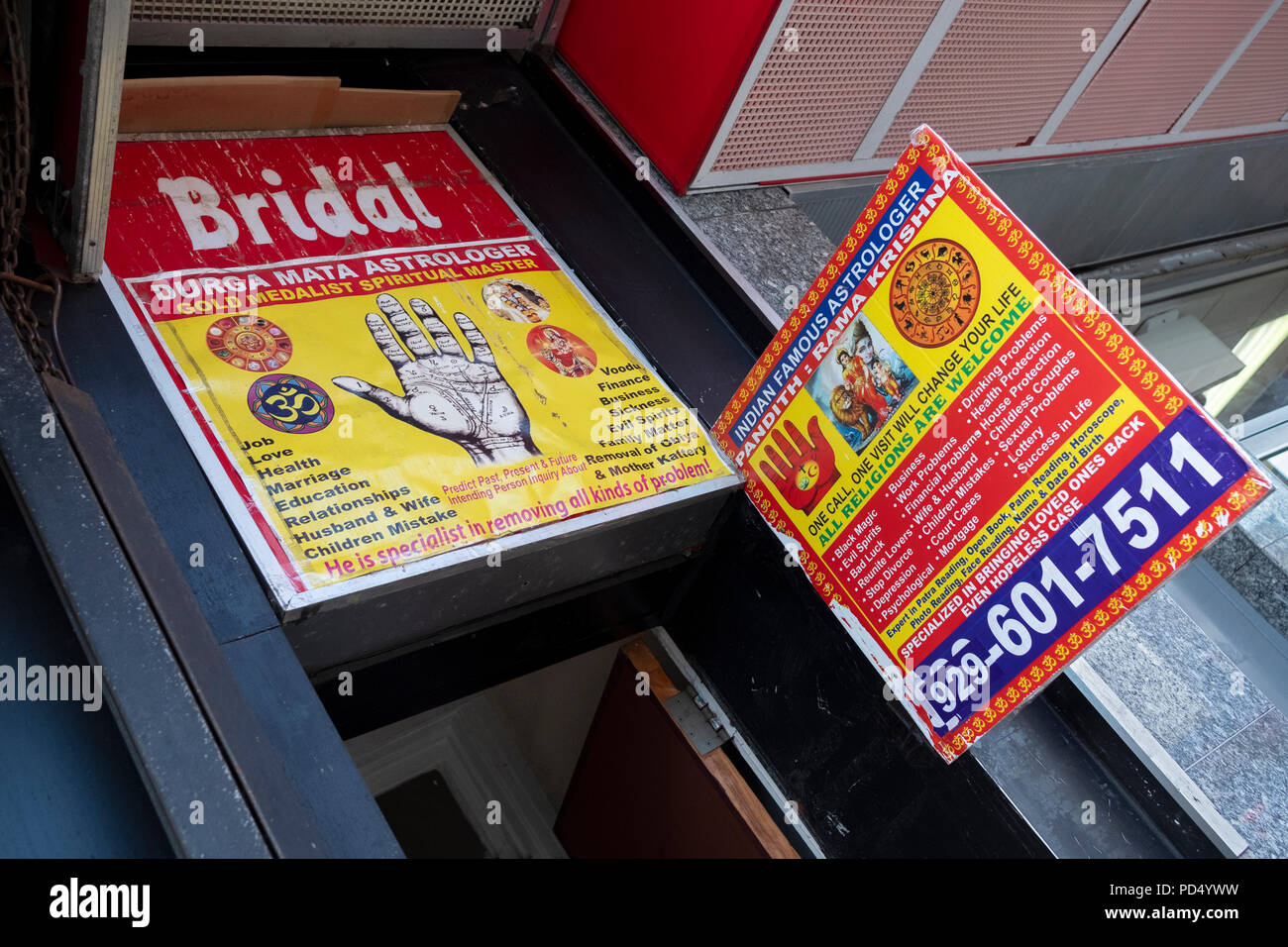 Zeichen auf Liberty Avenue. in Queens, es bietet eine Reihe von Problemen von bösen Geistern und Depression zu Familie und Pech zu lösen. Queens, NYC Stockfoto