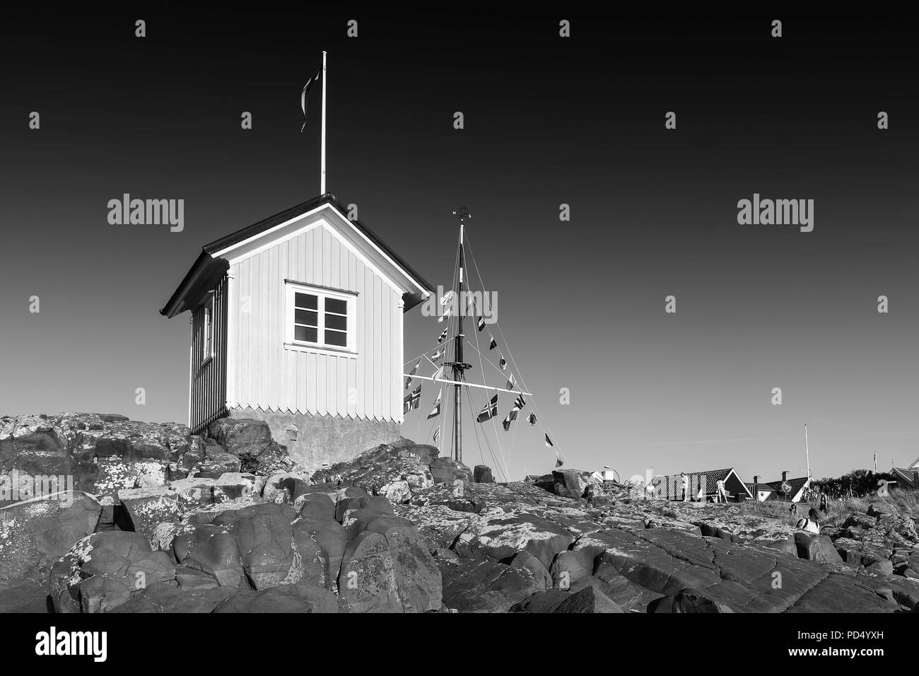 TOREKOV, SCHWEDEN - August 02, 2018: Ein schwarz-weiß Bild von dem berühmten kleinen Hütte am Torekov an der schwedischen Küste. Stockfoto