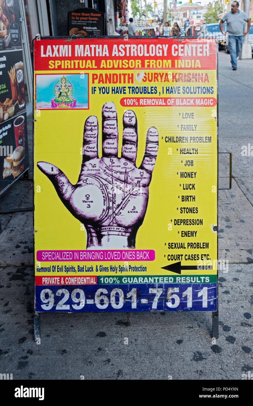 Eines Astrologen pandith Zeichen mit einer Reihe von Problemen von bösen Geistern und Depression zu Familie und Pech zu lösen. Queens, NYC Stockfoto