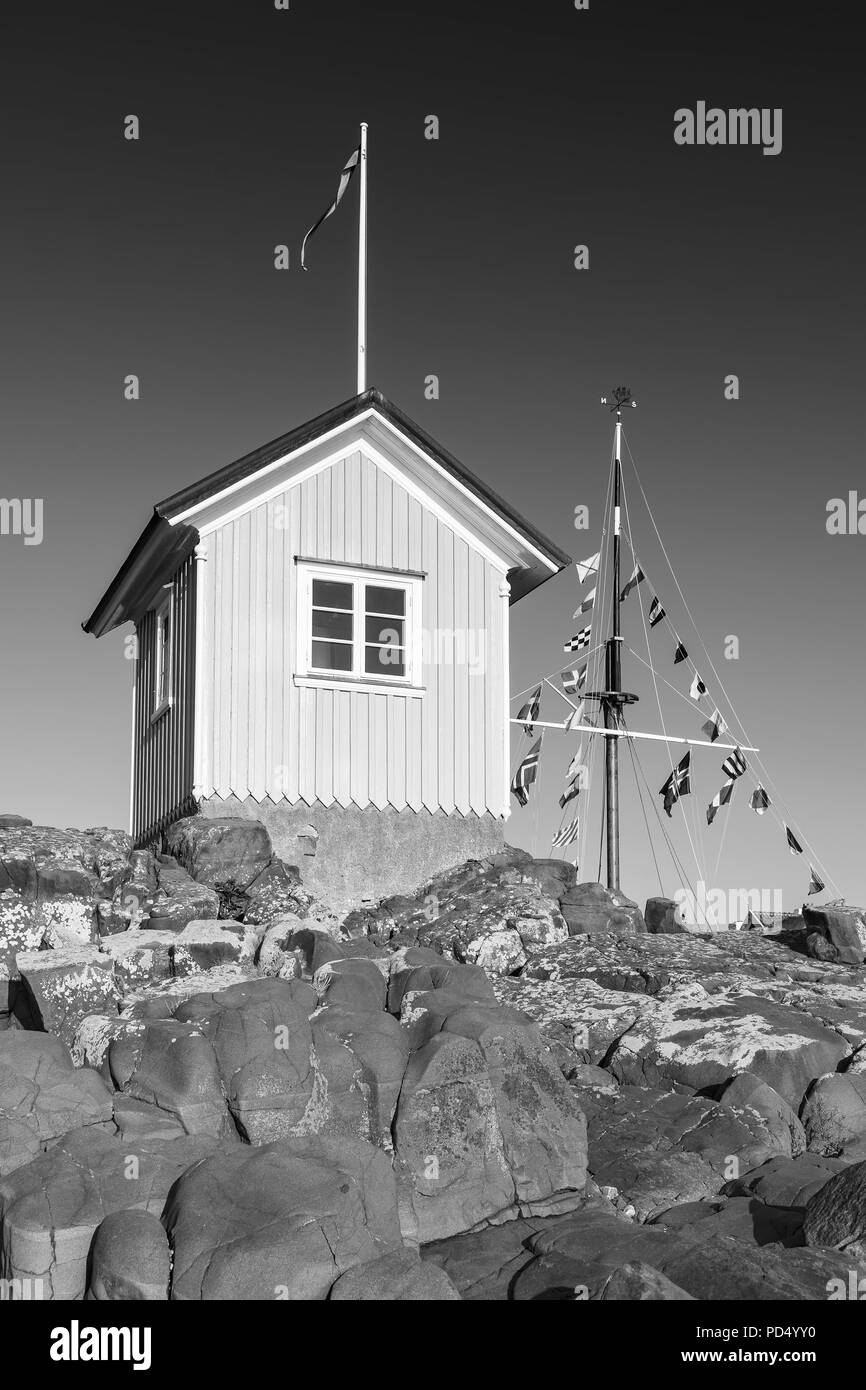 Ein schwarz-weiß Bild von dem berühmten kleinen Hütte am Torekov an der schwedischen Küste. Stockfoto