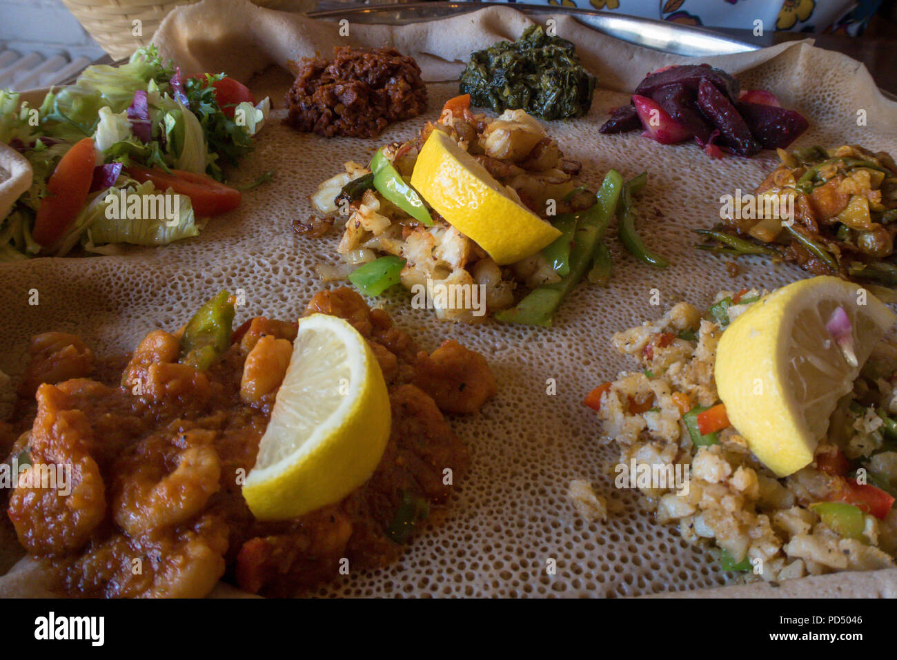 Afrikanische Speisen. Injera ist ein sauerteig Fladenbrot aus teff Mehl gemacht. Es ist dem nationalen Gericht aus Äthiopien, Eritrea, Somalia und Dschibuti Stockfoto