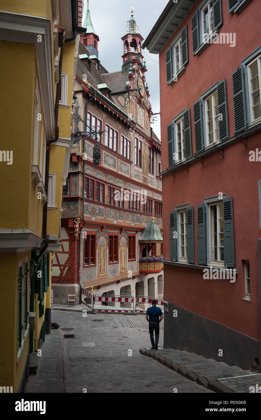 06.06.2017, Tübingen, Baden-Württemberg, Deutschland, Europa - eine gepflasterte Gasse in der Altstadt von Tübingen Stadt mit dem Rathaus im Hintergrund. Stockfoto