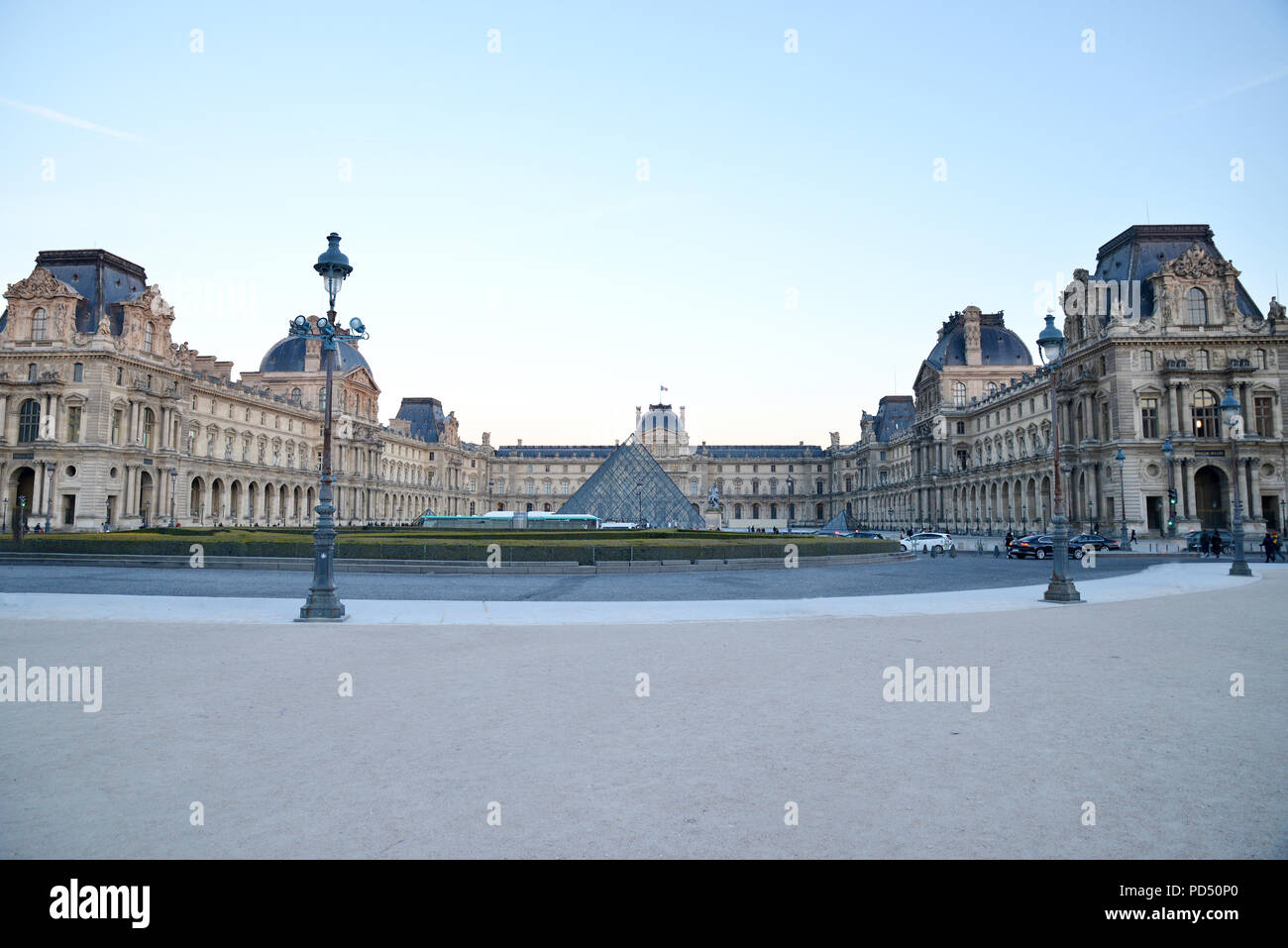 PARIS, Frankreich - Januar 18, 2017: der Louvre oder das Louvre Museum ist das weltweit größte Museum und ein historisches Denkmal in Paris, Frankreich. Stockfoto