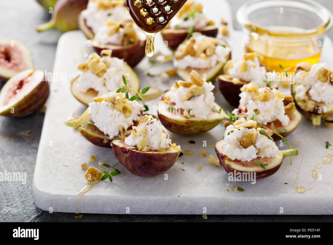 Herbst Vorspeisen, frische Feigen gefüllt mit Ricotta und Pinienkernen ...