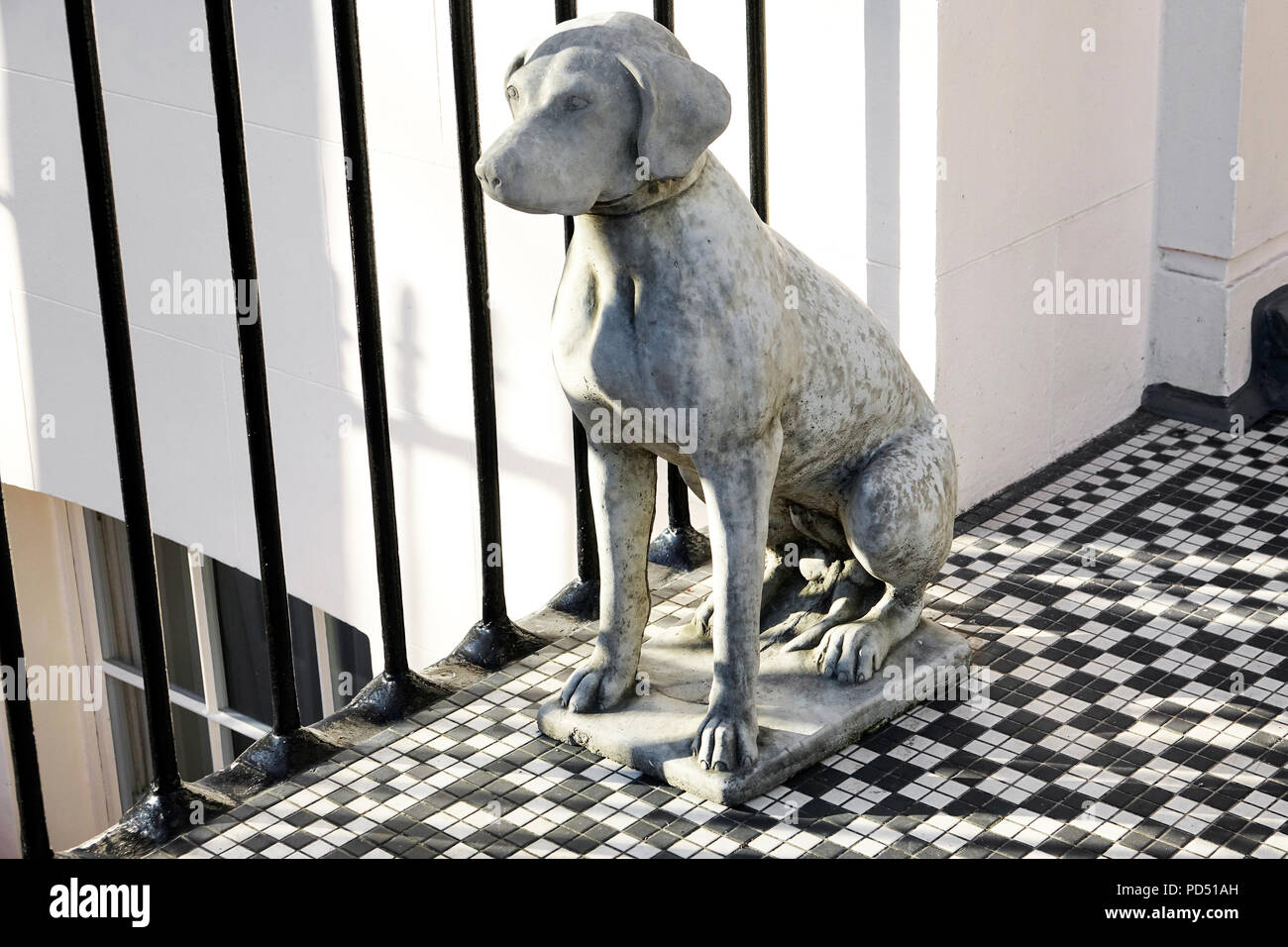 Nahaufnahme eines weimaraner Hund Statue an der vorderen Tür in einer Ferienwohnung in London Stockfoto