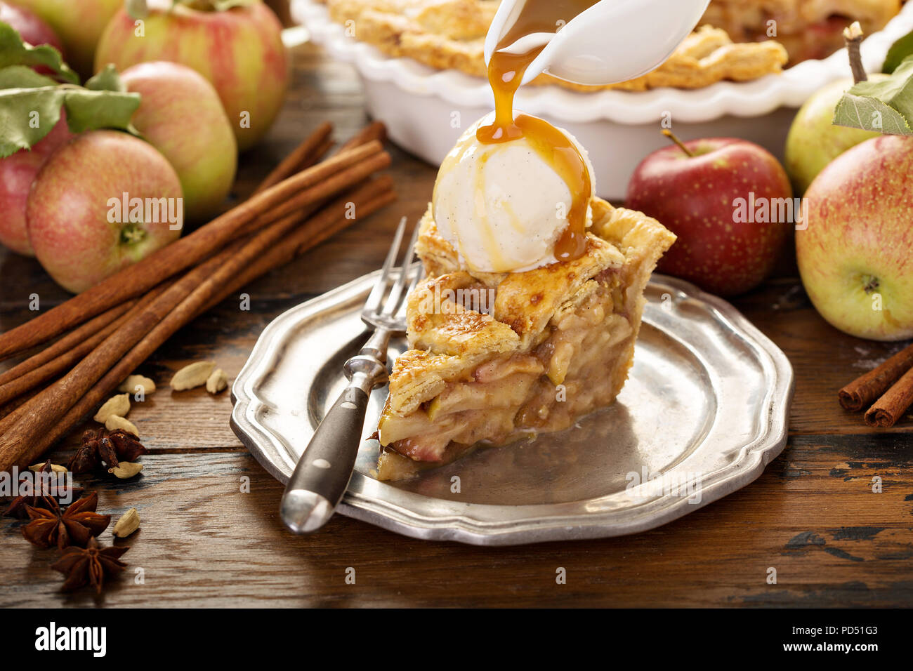 Hausgemachten Apfelkuchen mit Vanilleeis und Karamellsauce ...