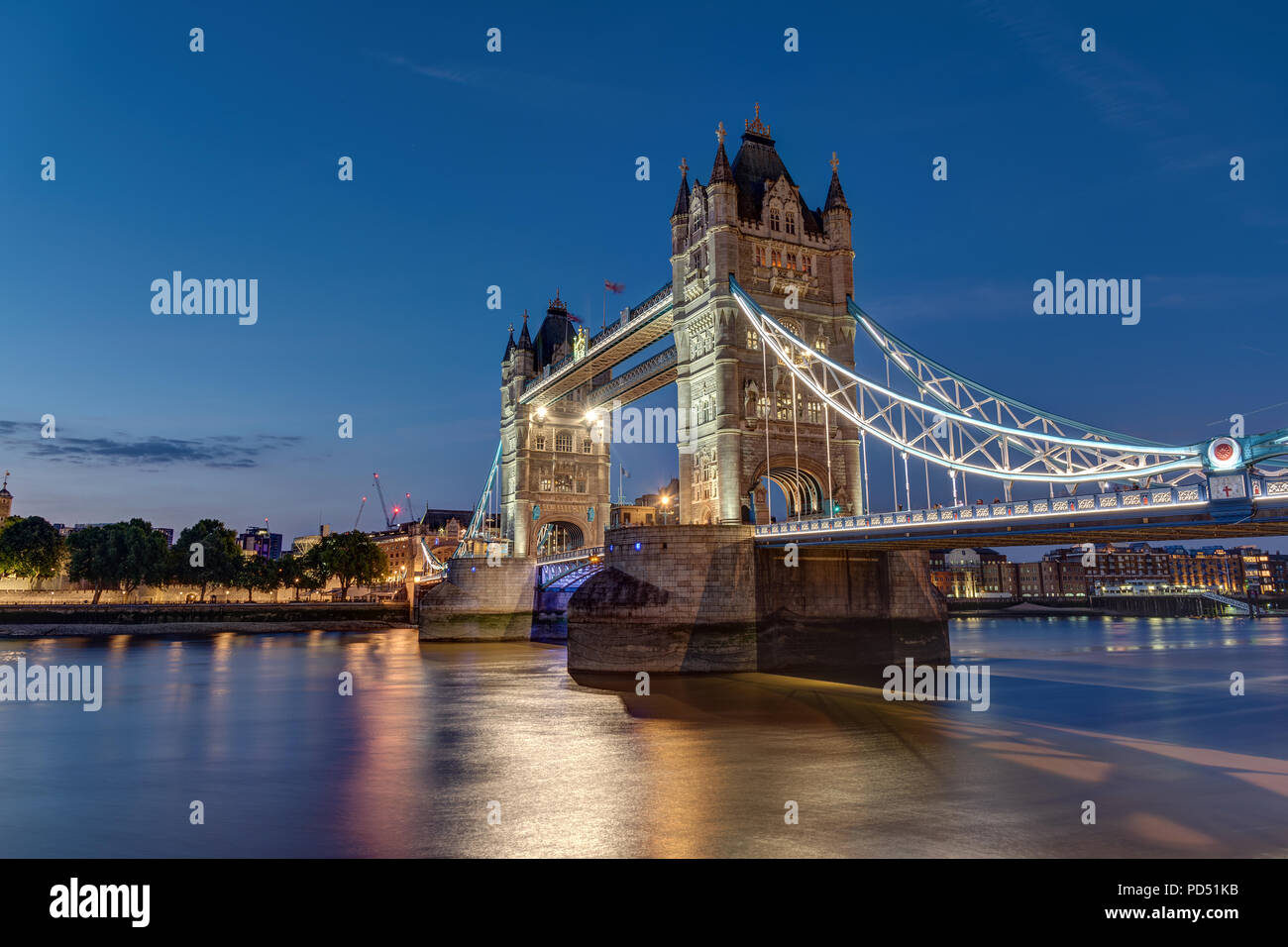 Der beleuchtete Tower Bridge in London nach Sonnenuntergang Stockfoto