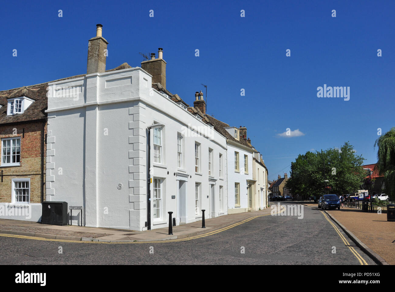 Weiße Wohnhäuser in der Nähe des Flusses, Kai, Ely, Cambridgeshire, England, Großbritannien Stockfoto
