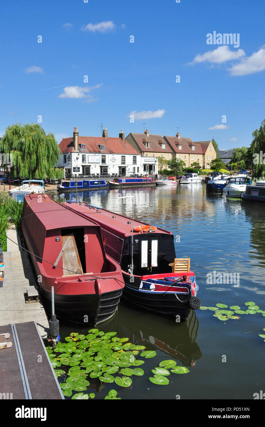 Schmale Boote auf dem Fluss Great Ouse mit dem Cutter Inn an der Rückseite, Ely, Cambridgeshire, England, Großbritannien Stockfoto