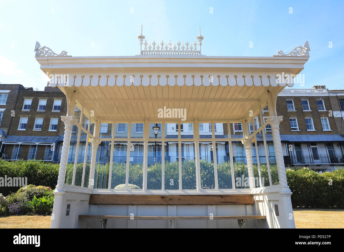Typische Unterkünfte am Meer in Ramsgate, auf der Isle of Thanet, in Kent, Großbritannien Stockfoto