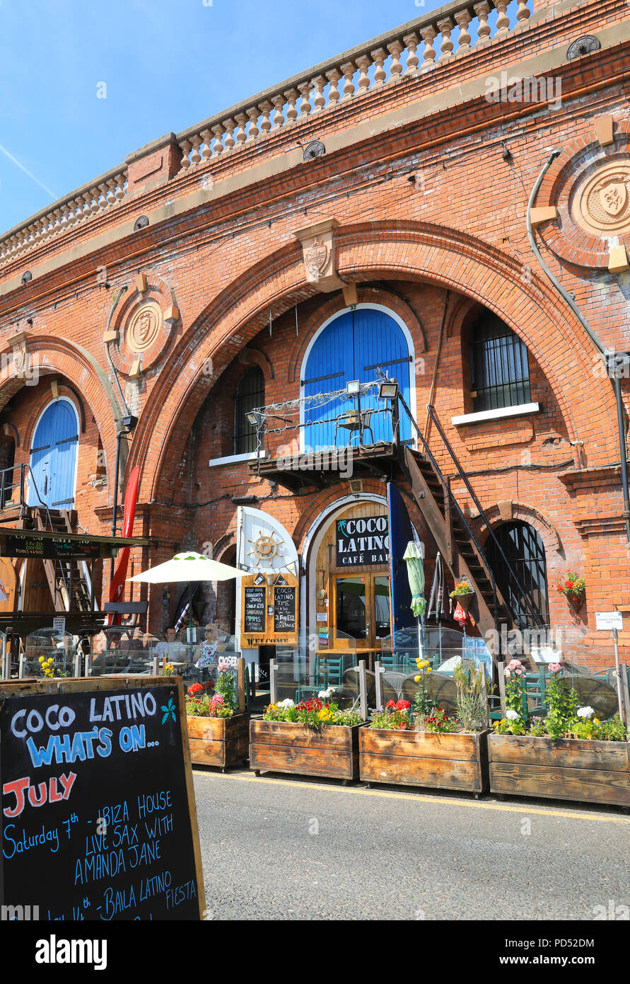 Viktorianische Bögen durch den Hafen, in trendigen Cafés und Geschäften umgewandelt, in Ramsgate, auf der Isle of Thanet, Kent, Großbritannien Stockfoto