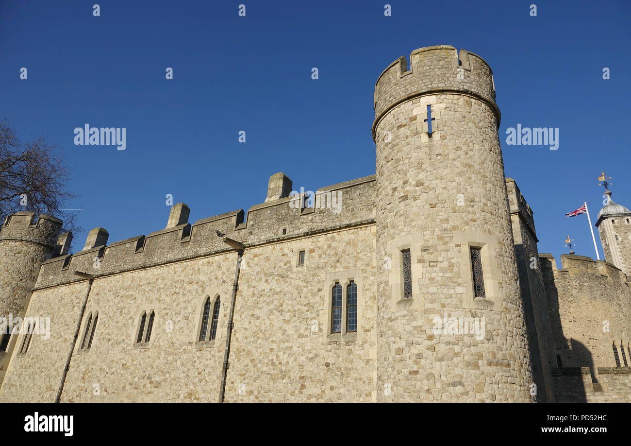 LONDON - ENGLAND - Jan 21, 2017: Der Tower von London, offiziell Her Majesty's Royal Palace und Festung der Tower von London, ist eine historische Burg Loca Stockfoto
