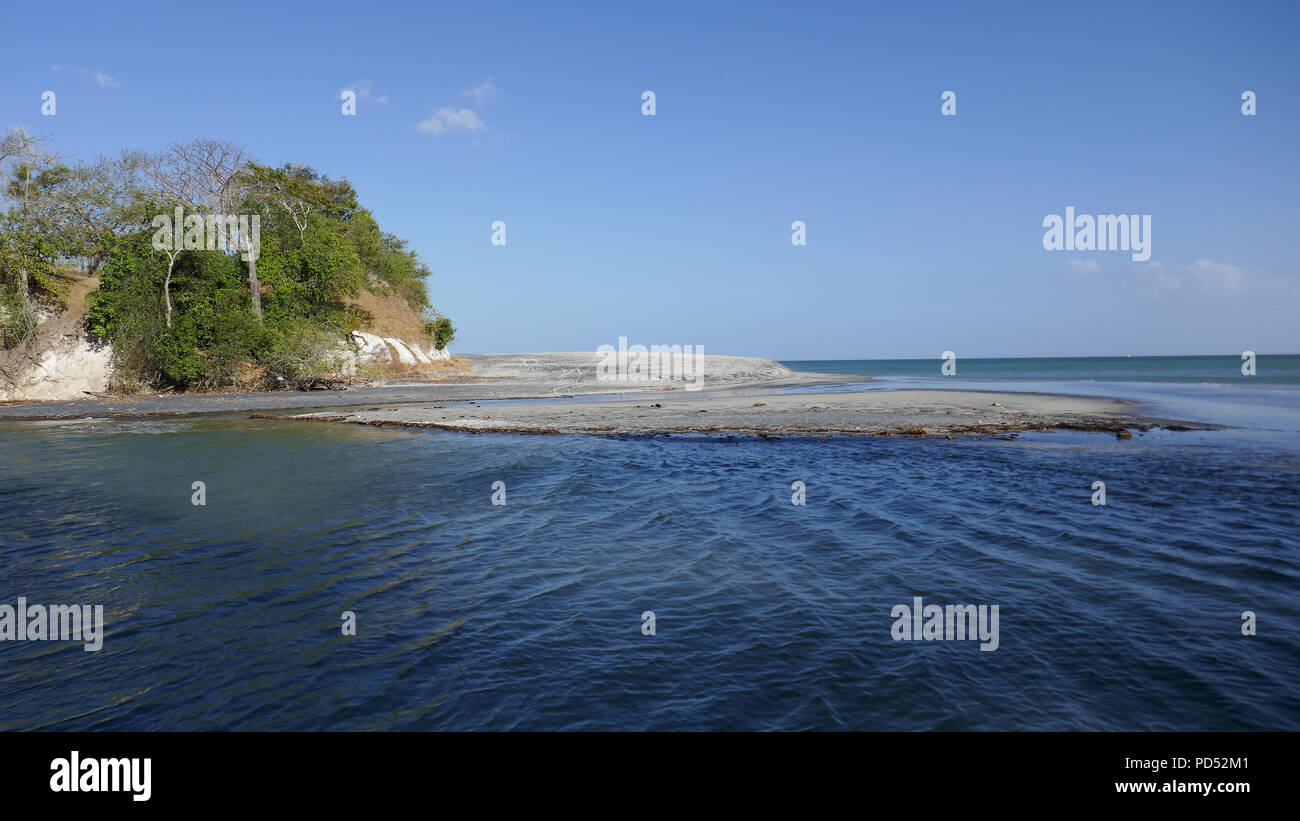 Blick auf einen wunderschönen tropischen Strand an der zentralen Pazifikküste von Panama Stockfoto