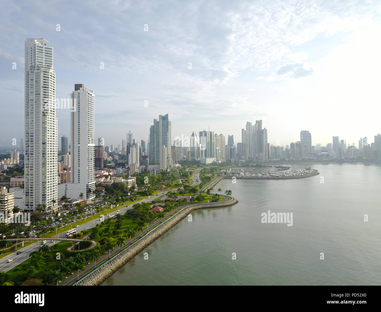 Luftaufnahme der wunderschönen Skyline von Panama City und der Cinta Costera Boulevard Stockfoto