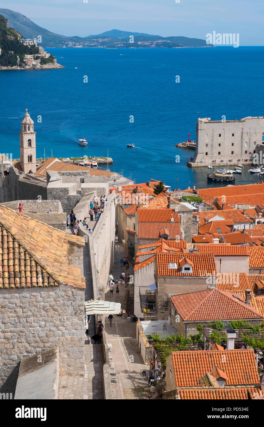 Die Dächer und die Stadtmauern von Dubrovnik, Kroatien, Europa Stockfoto