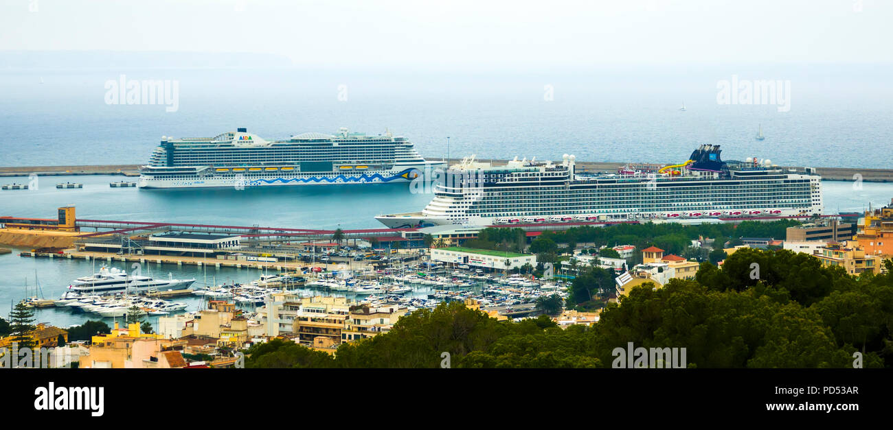 Kreuzfahrtschiffe im Hafen von Palma de Mallorca ist ein Resort Stadt und Hauptstadt der spanischen Insel Mallorca (Mallorca), im westlichen Mittelmeer. Die mas Stockfoto