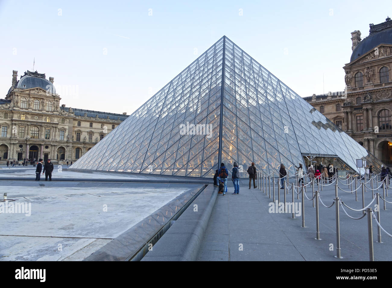 PARIS, Frankreich - Januar 18, 2017: Der gläsernen Pyramide im Louvre Eingang, berühmten französischen Museum und beliebtes Touristen Ziel. Stockfoto