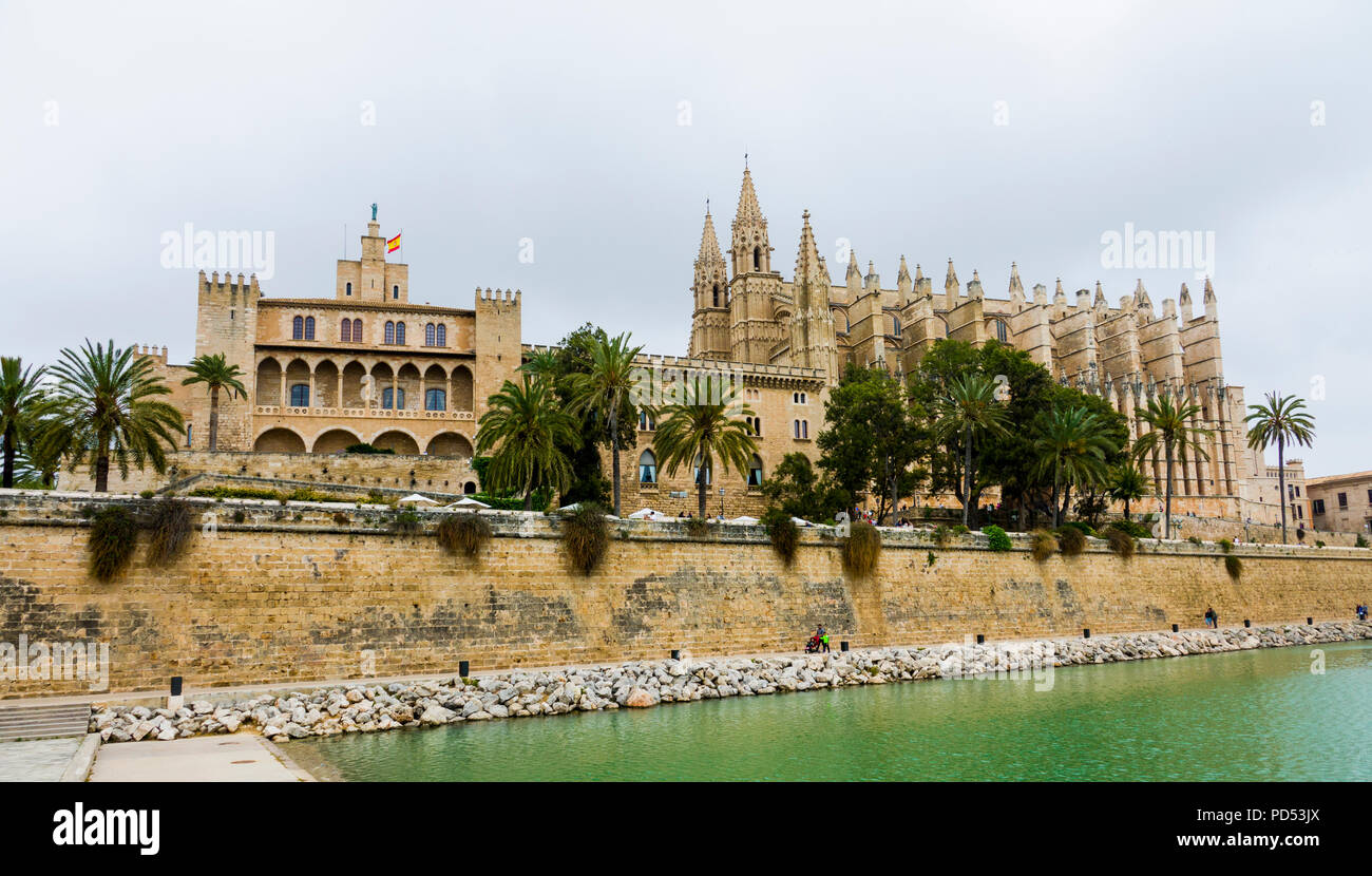 Kathedrale La Seu in Palma de Mallorca ein Resort Stadt und Hauptstadt der spanischen Insel Mallorca (Mallorca), im westlichen Mittelmeer. Die massive Sa Stockfoto