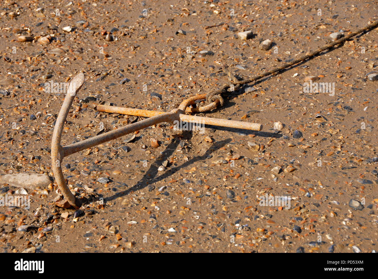 Kleine Anker im Schlamm, Norfolk, England Stockfoto