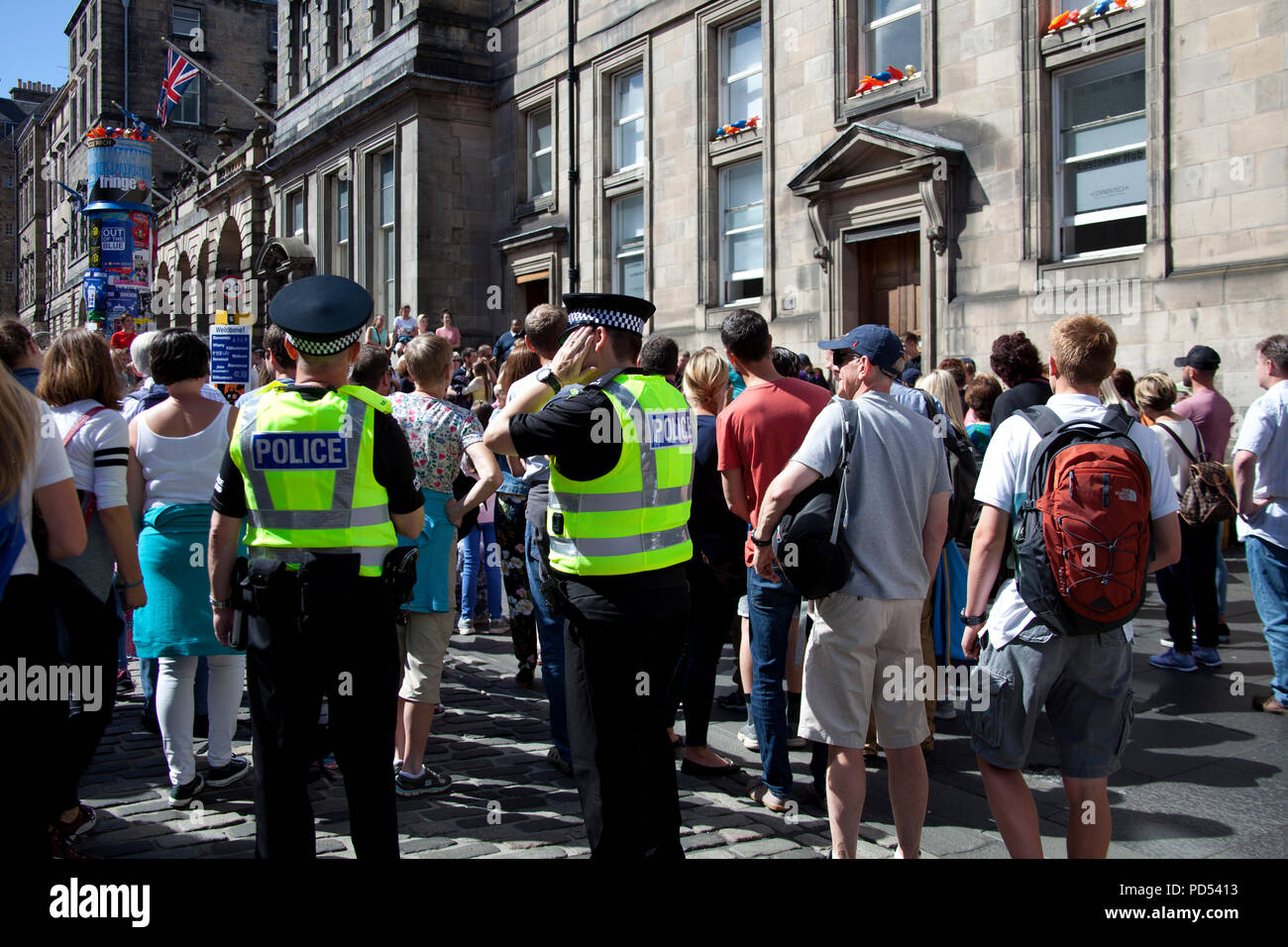 Die polizeiliche Präsenz auf der Royal Mile während der drei Woche jährliche Veranstaltung der Edinburgh Fringe Festival Stockfoto