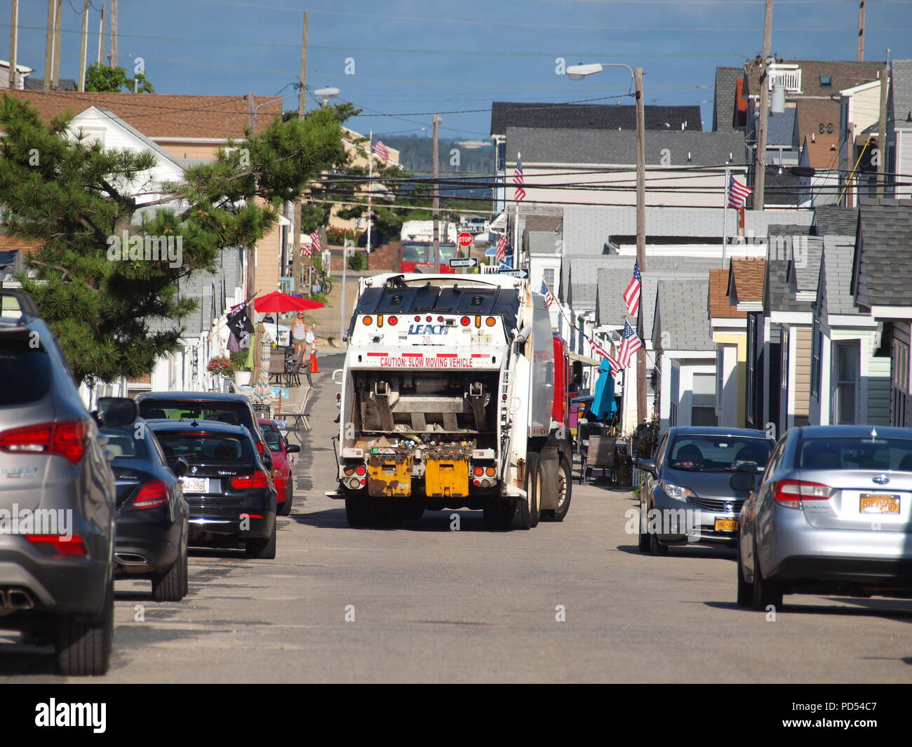 Müllwagen und Entscheidungsrunden entlang einer schmalen Strand street in New Jersey, das aufzeigt, wie der Raum überfüllt ist während des Sommers. Stockfoto