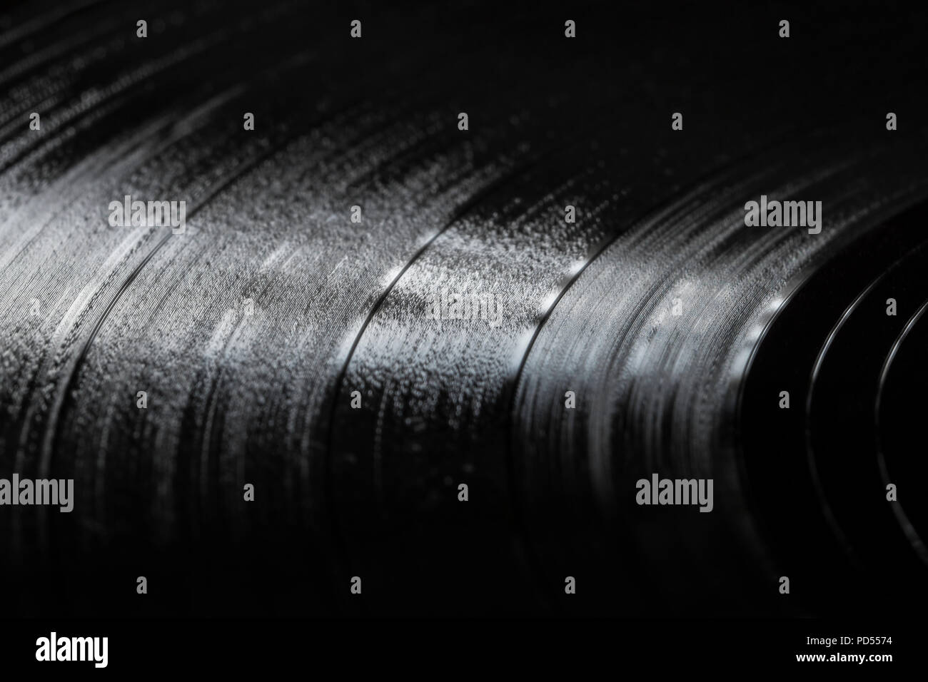 Oberfläche von einer alten Schallplatte. Makroaufnahme, geringe Tiefenschärfe. Stockfoto