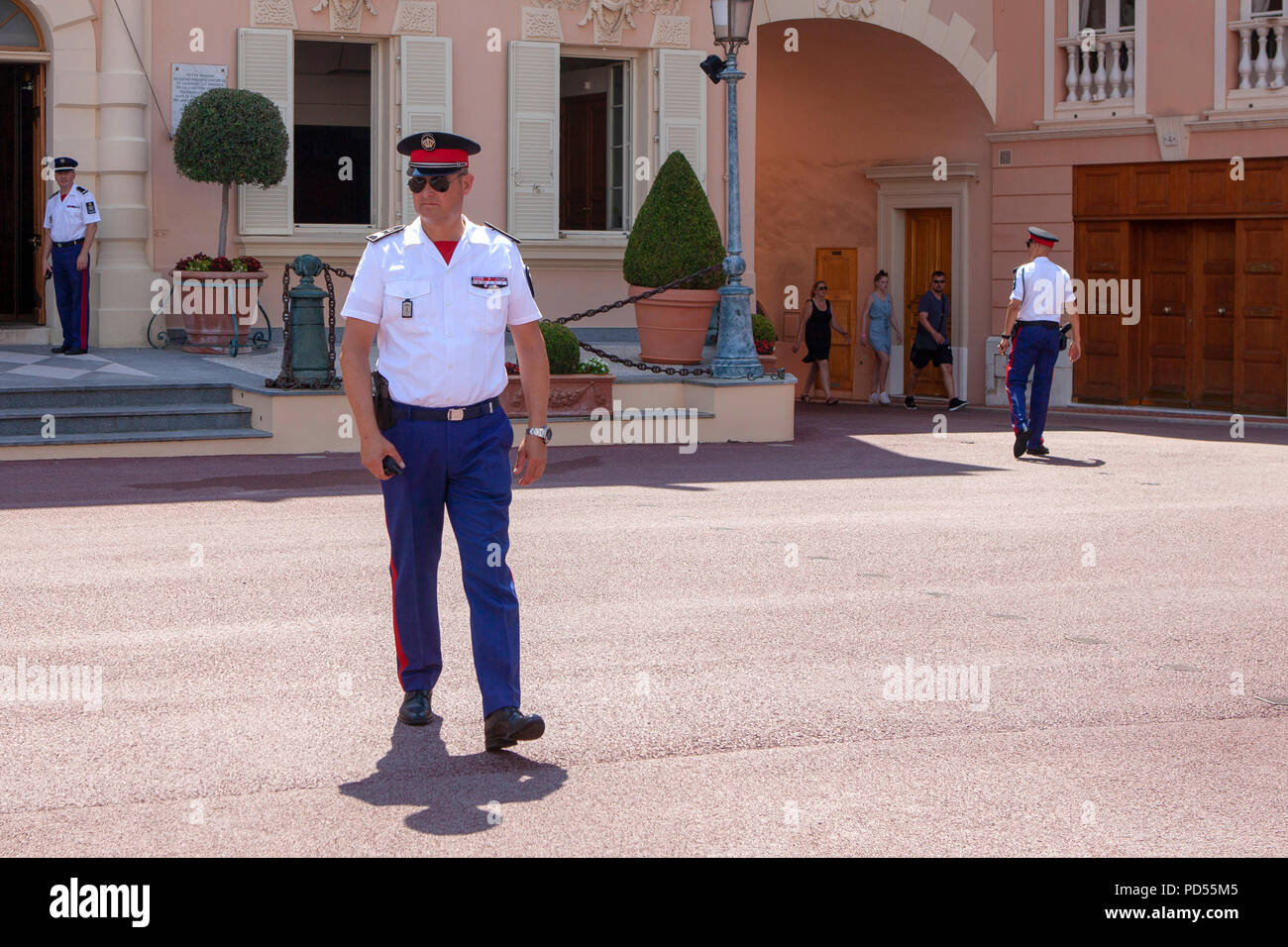 Ein Mitglied der Streitkräfte von Monaco auf Wache im Prince Palace in Monaco an der Französischen Riviera in Westeuropa Stockfoto