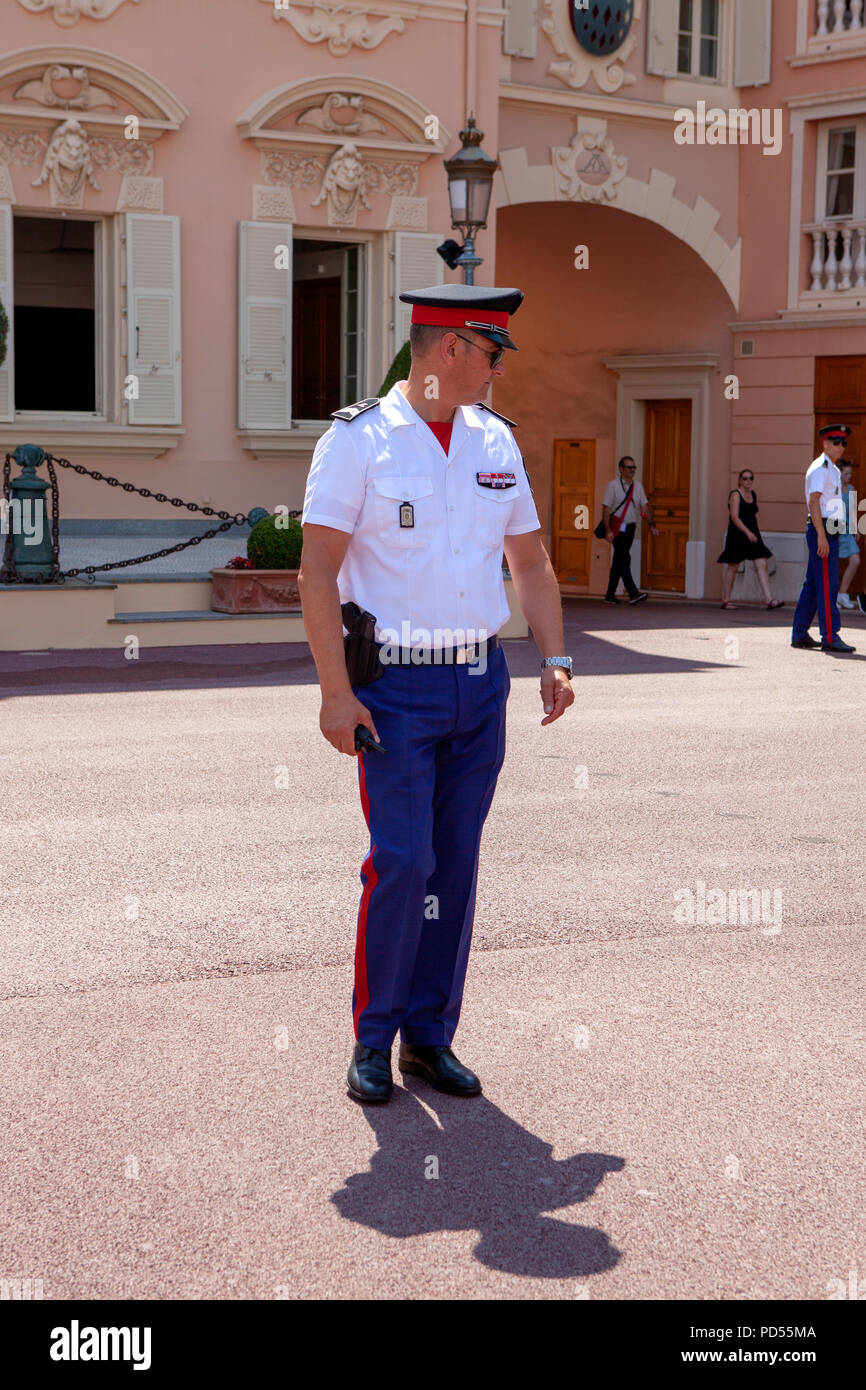 Ein Mitglied der Streitkräfte von Monaco auf Wache im Prince Palace in Monaco an der Französischen Riviera in Westeuropa Stockfoto