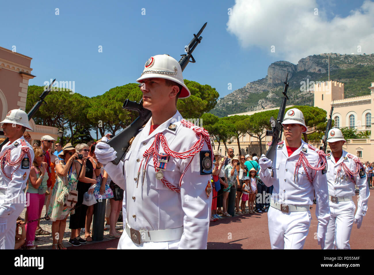 Die zeremonielle Wachablösung bei 11:55 morgens täglich im Fürstentum Monaco an der Französischen Riviera in Westeuropa Stockfoto