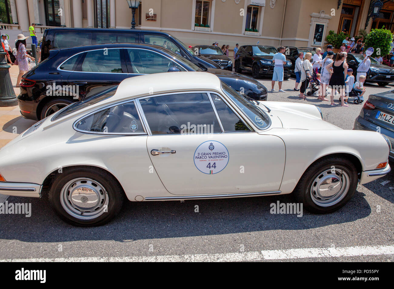 Porsche 911 T Classic 1960s Auto von Monte Carlo in Monaco parkte ein Bereich des Fürstentums Monaco mit 44 Parco del Valentino Aufkleber Stockfoto