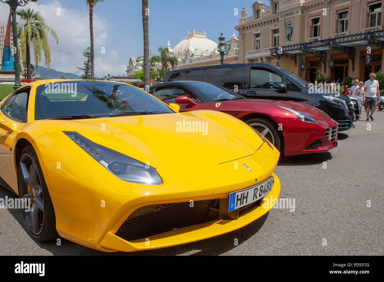 Gelb Ferrari 488 Auto von Monte Carlo in Monaco eine administrative Bereich des Fürstentums Monaco geparkt Stockfoto