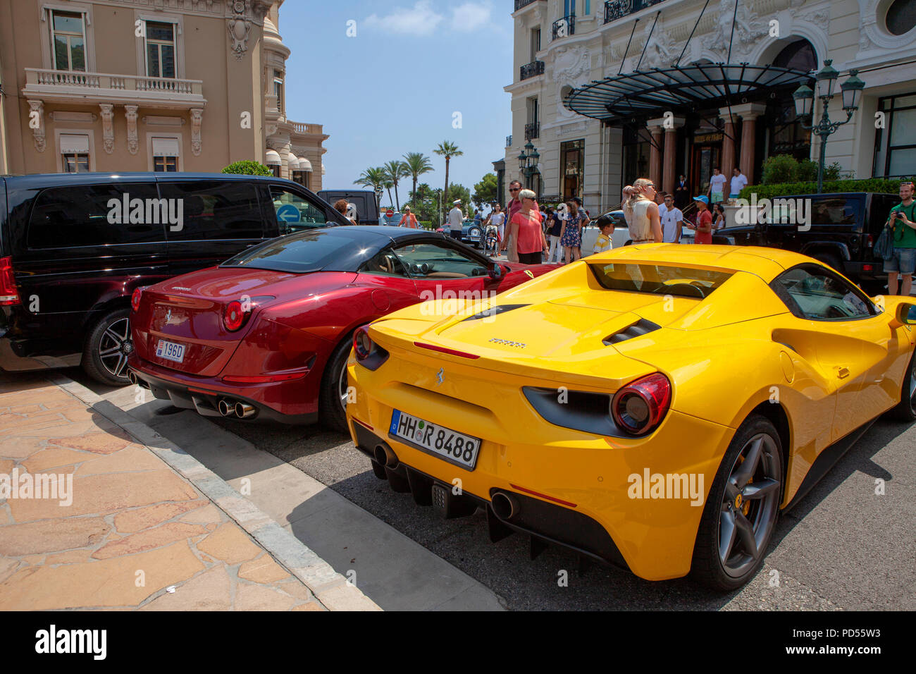 Gelb Ferrari 488 Auto von Monte Carlo in Monaco eine administrative Bereich des Fürstentums Monaco geparkt Stockfoto