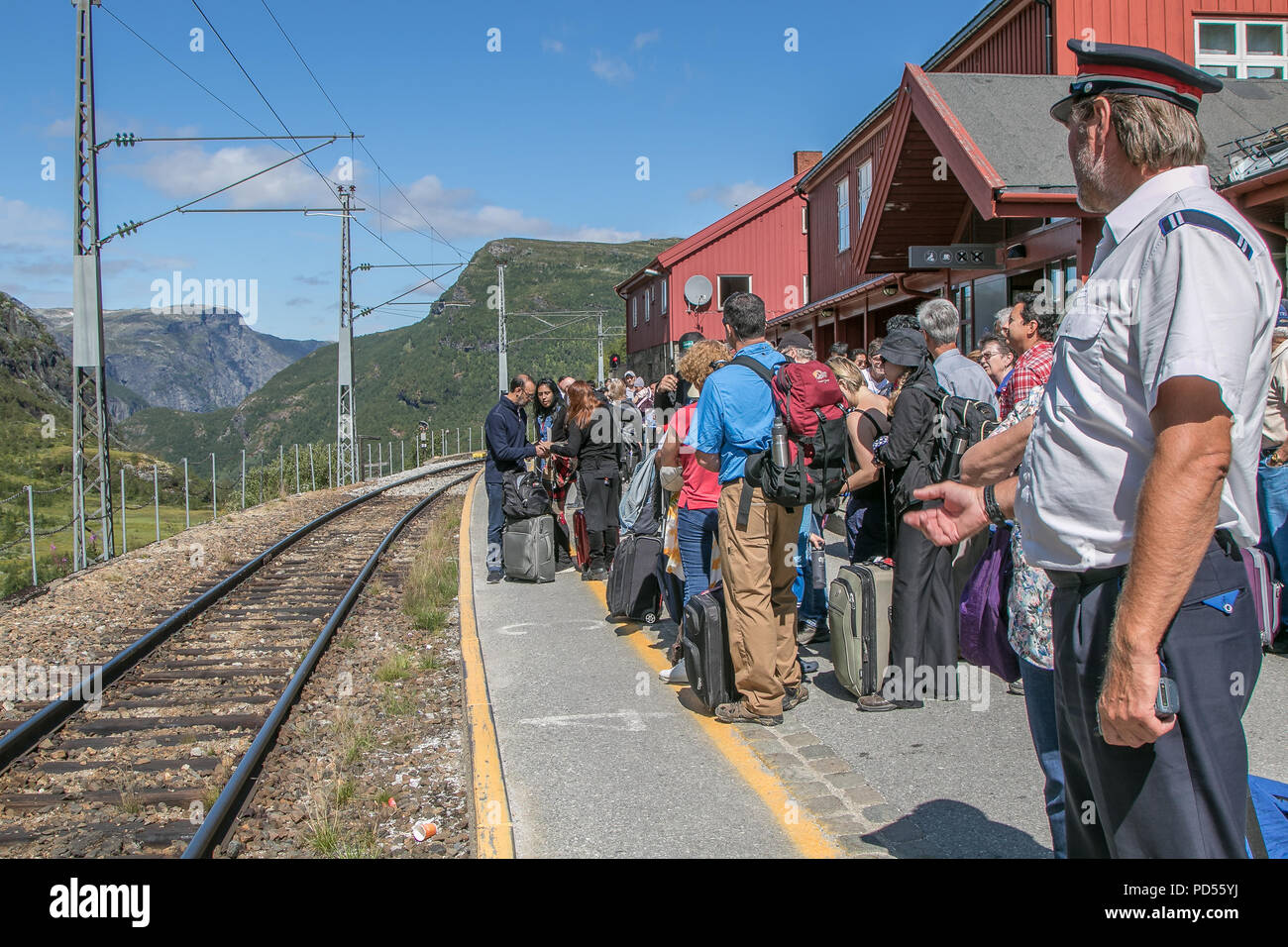 Myrdal, Norwegen, 22. Juli 2018: Passagiere warten an die Plattform für Ihre Flam Bahn zu kommen. Der Zug wird der Abstieg zum Entz. Stockfoto