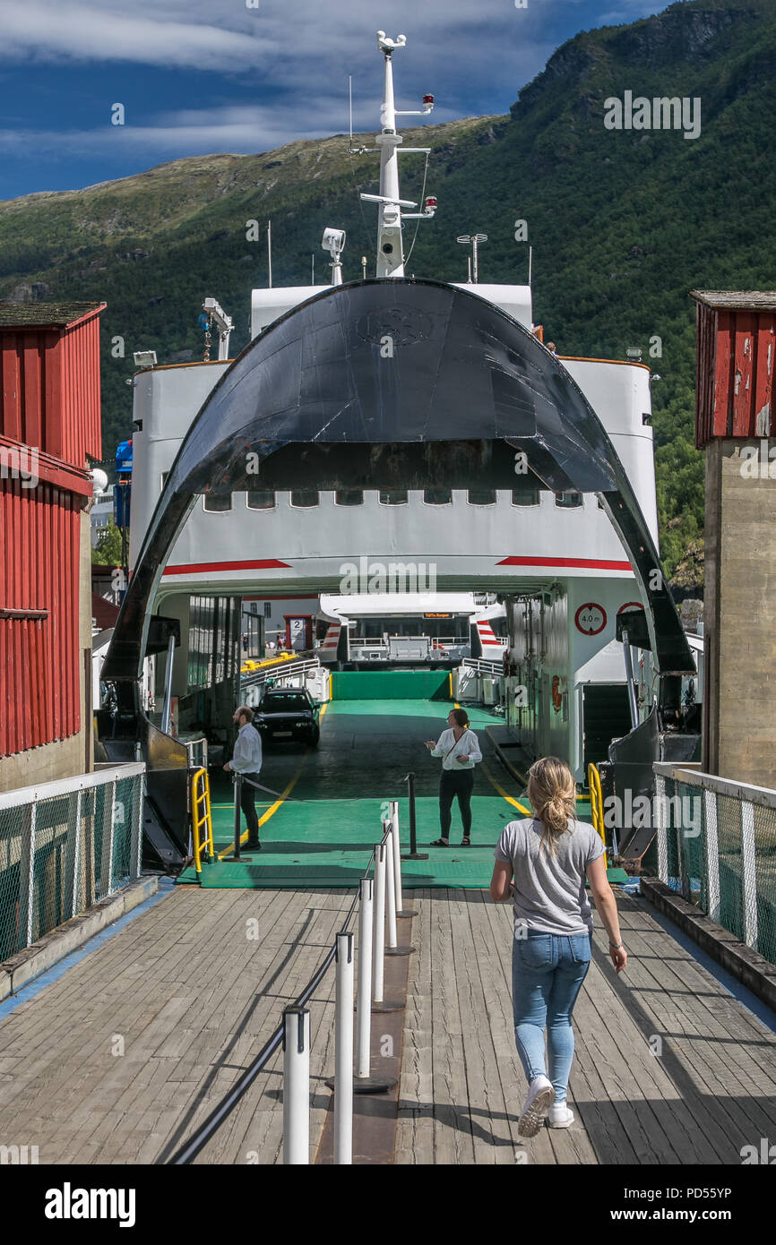 Flam, Norwegen, 22. Juli 2018: Fähre mit seiner Tür geöffnet ist am Port laden Passagiere und Autos angedockt. Stockfoto