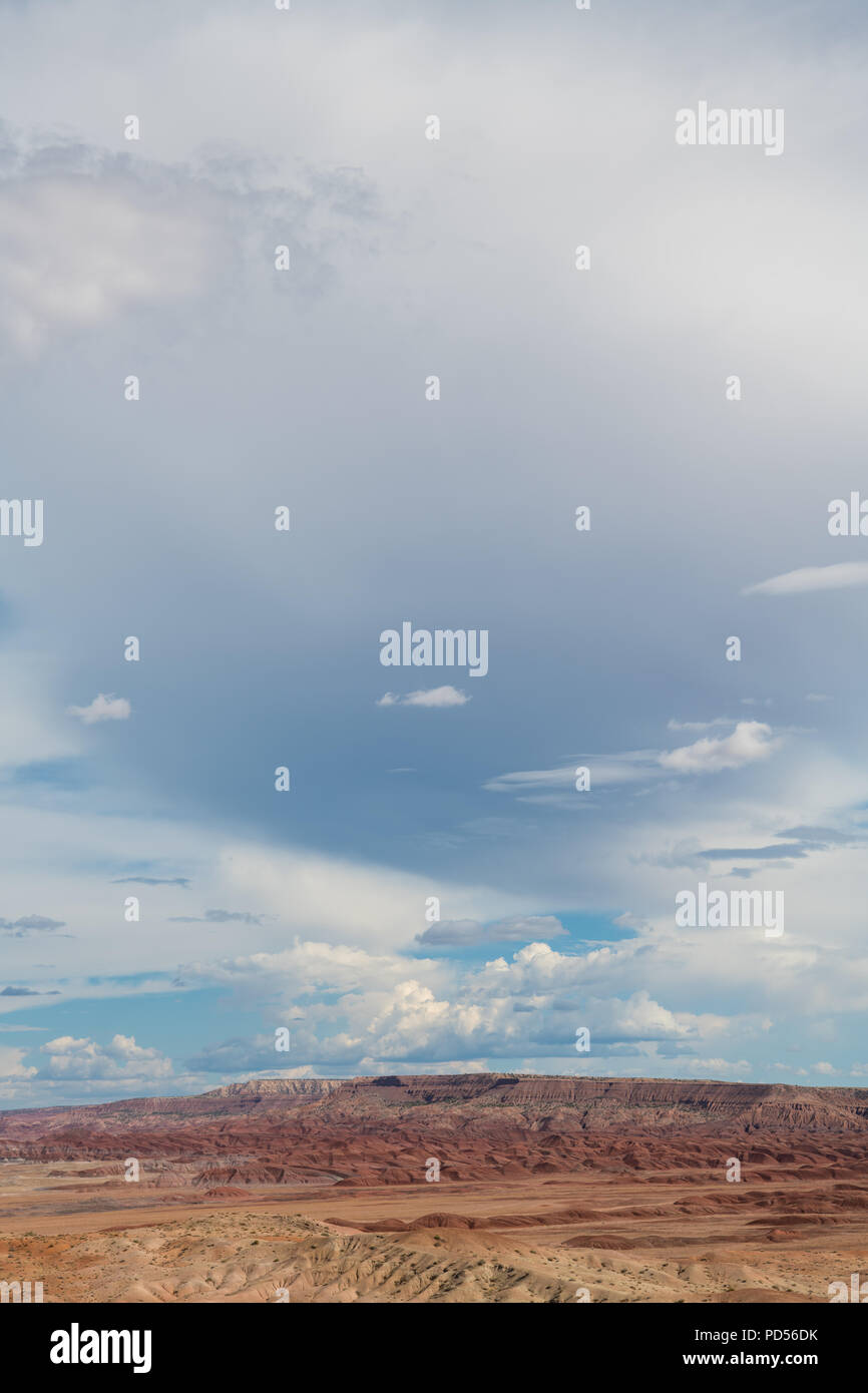 Blick auf die große bunte Landschaft der Wüste und dramatische Wolken und Himmel im amerikanischen Südwesten im nordöstlichen Arizona Stockfoto
