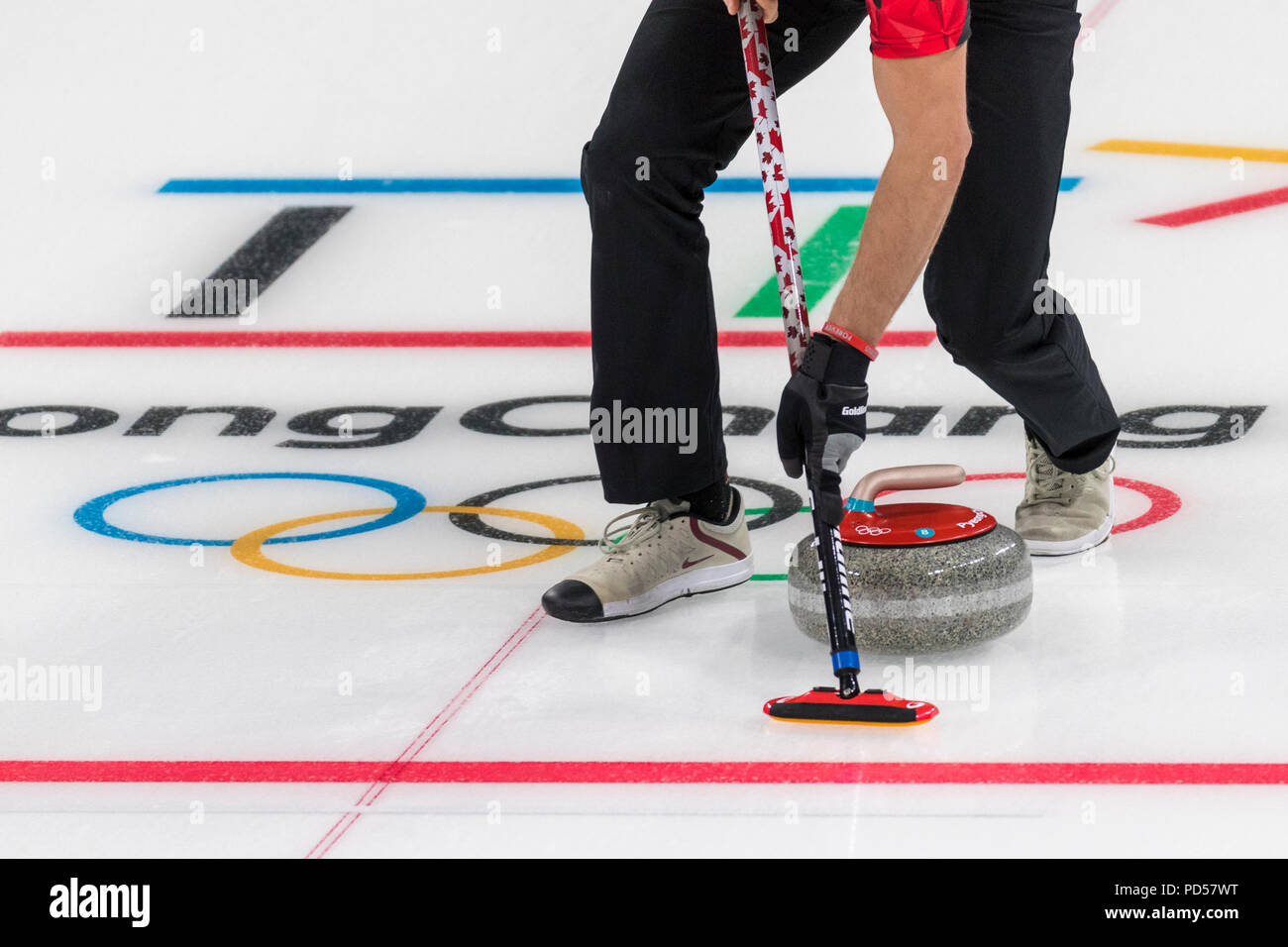 Detail der Curling Besen und Stein bei den Olympischen Winterspielen PyeongChang 2018 Stockfoto