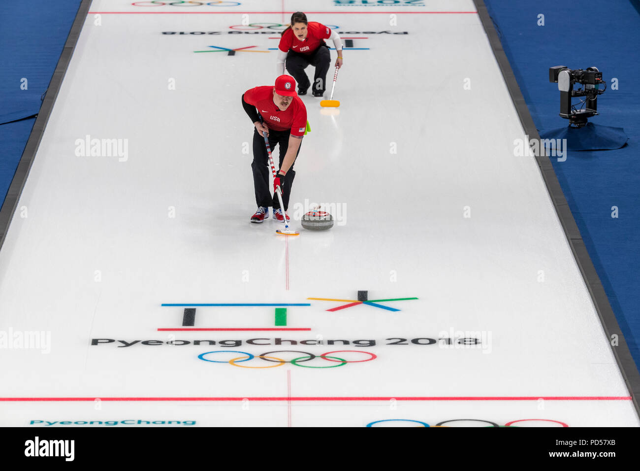 Rebecca und Matt Hamilton (USA) konkurrieren im gemischten Doppel Curling Round Robin bei den Olympischen Winterspielen PyeongChang 2018 Stockfoto