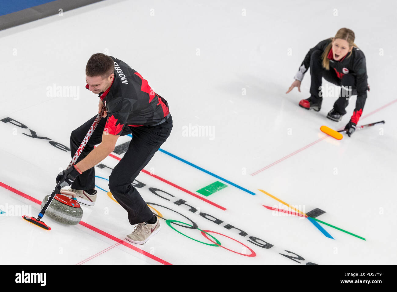 John Morris und Kaitlyn Lawes (CAN) konkurrieren im gemischten Doppel Curling Round Robin bei den Olympischen Winterspielen PyeongChang 2018 Stockfoto
