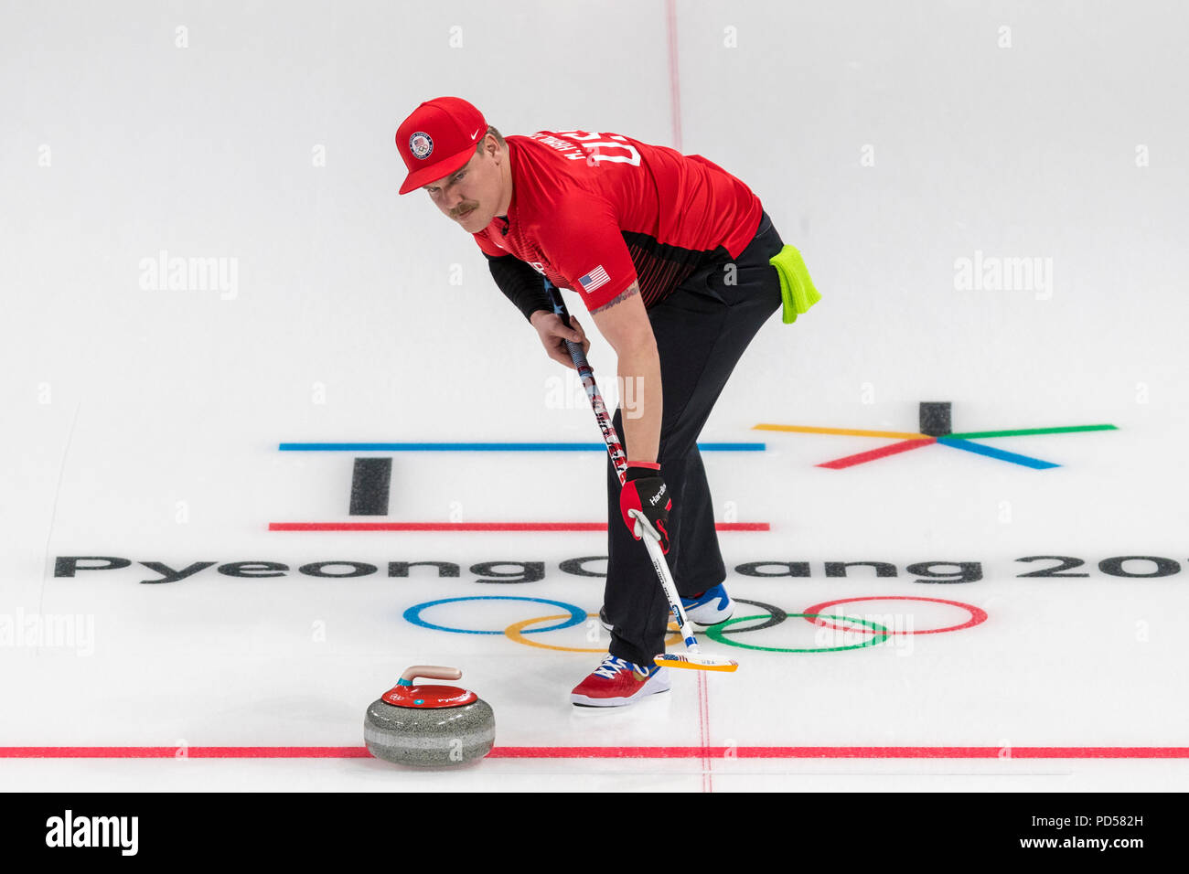 Matt Hamilton (USA) konkurrieren im gemischten Doppel Curling Round Robin bei den Olympischen Winterspielen PyeongChang 2018 Stockfoto